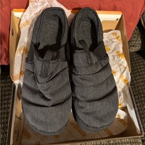 Brand new in box. Men’s slippers size 10 never worn.